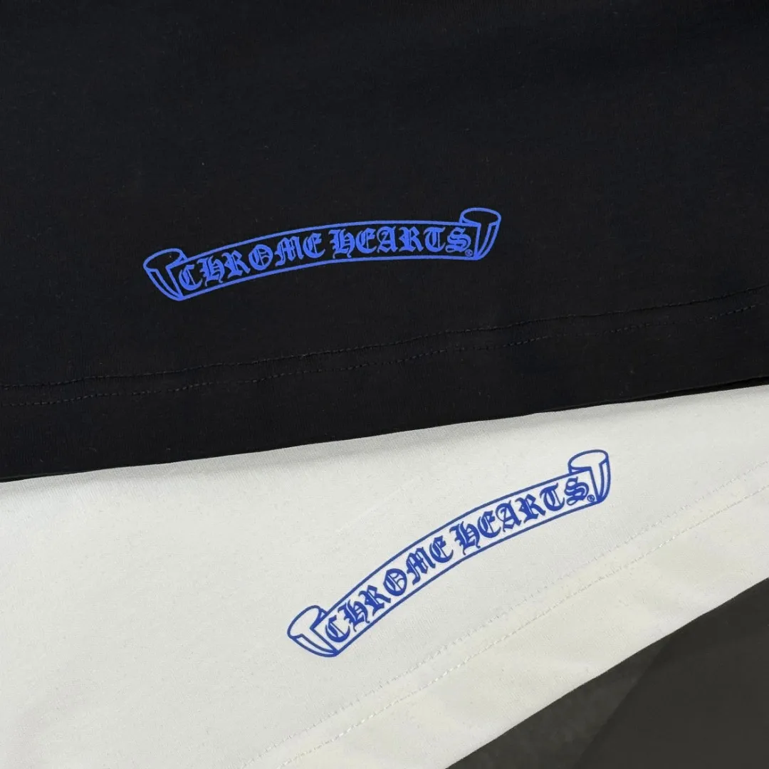 P180 Chrome Hearts Chrome Hearts 25 high-end versions. The fabric is made of 300 grams of high-density pure cotton. It does not deform or shrink. It has three labels. It is the same style for men and women. Technology: suede foaming + digital printing. Color: white, black. SIZE: S-XL.